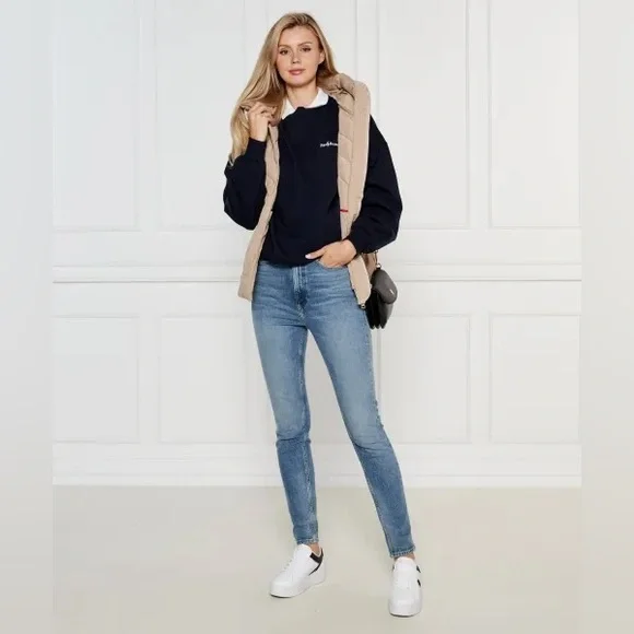 Polo Ralph Lauren Fleece LogoSweatshirt in Navy similar to Taylor Swift’s gold